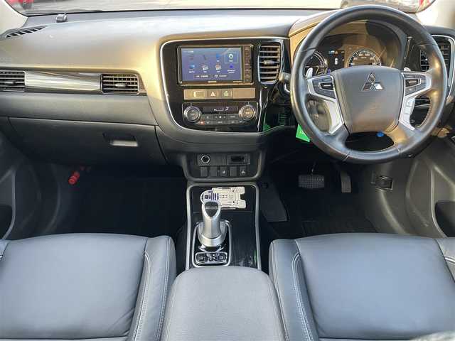 三菱 アウトランダー ＰＨＥＶ G セーフティパッケージ 岡山県 2017(平29)年 4.6万km ルビーブラックP 登録時走行距離45556km/4WD/社外ナビ/フルセグTV(AM/FM/CD/DVD/Bluetooth)/マルチアラウンドモニター/ETC/衝突軽減被害ブレーキシステム/車線逸脱警報システム/オートマチックハイビーム/レーダークルーズコントロール/横滑り防止装置/D/N席シートヒーター/ステアリングヒーター/電子パーキング/オートブレーキホールド/レザーシート/18インチ純正AW/フロアマット