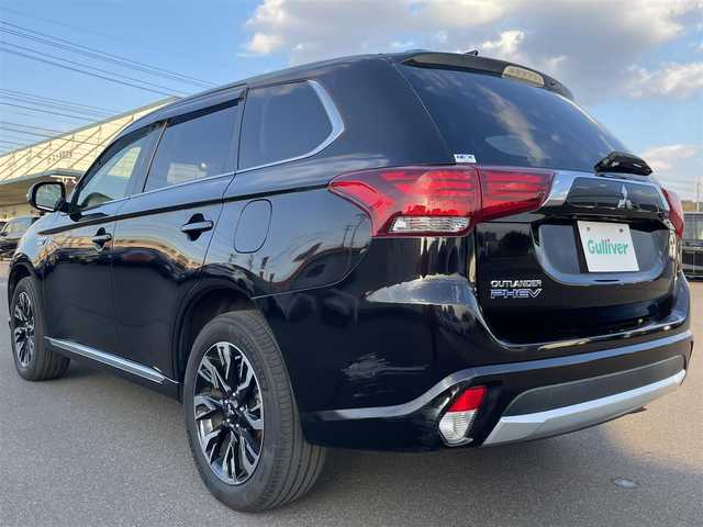 三菱 アウトランダー ＰＨＥＶ G セーフティパッケージ 岡山県 2017(平29)年 4.6万km ルビーブラックP 登録時走行距離45556km/4WD/社外ナビ/フルセグTV(AM/FM/CD/DVD/Bluetooth)/マルチアラウンドモニター/ETC/衝突軽減被害ブレーキシステム/車線逸脱警報システム/オートマチックハイビーム/レーダークルーズコントロール/横滑り防止装置/D/N席シートヒーター/ステアリングヒーター/電子パーキング/オートブレーキホールド/レザーシート/18インチ純正AW/フロアマット