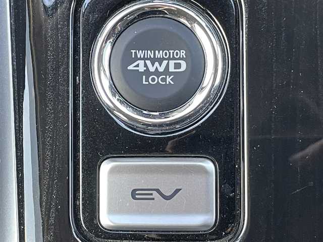 三菱 アウトランダー ＰＨＥＶ G セーフティパッケージ 岡山県 2017(平29)年 4.6万km ルビーブラックP 登録時走行距離45556km/4WD/社外ナビ/フルセグTV(AM/FM/CD/DVD/Bluetooth)/マルチアラウンドモニター/ETC/衝突軽減被害ブレーキシステム/車線逸脱警報システム/オートマチックハイビーム/レーダークルーズコントロール/横滑り防止装置/D/N席シートヒーター/ステアリングヒーター/電子パーキング/オートブレーキホールド/レザーシート/18インチ純正AW/フロアマット