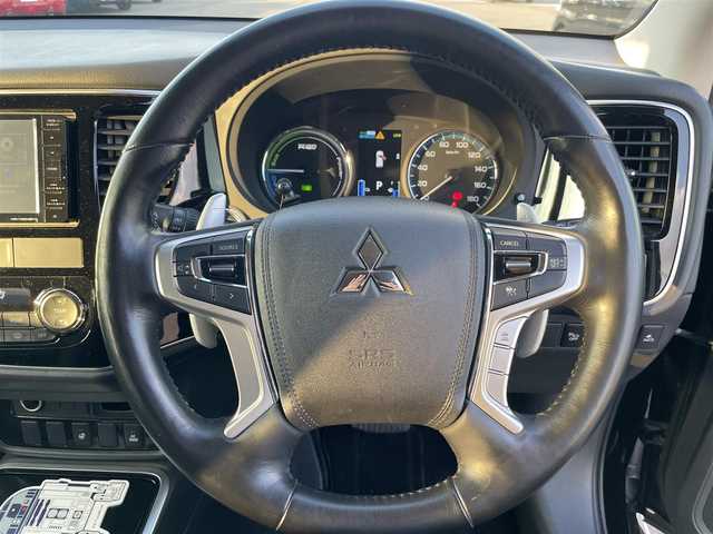 三菱 アウトランダー ＰＨＥＶ G セーフティパッケージ 岡山県 2017(平29)年 4.6万km ルビーブラックP 登録時走行距離45556km/4WD/社外ナビ/フルセグTV(AM/FM/CD/DVD/Bluetooth)/マルチアラウンドモニター/ETC/衝突軽減被害ブレーキシステム/車線逸脱警報システム/オートマチックハイビーム/レーダークルーズコントロール/横滑り防止装置/D/N席シートヒーター/ステアリングヒーター/電子パーキング/オートブレーキホールド/レザーシート/18インチ純正AW/フロアマット