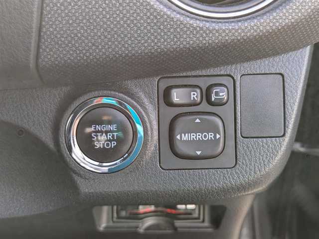 トヨタ ヴィッツ F LEDエディション 福井県 2016(平28)年 7.3万km ブラックマイカ ワンオーナー車/LEDヘッドライト/４WD/ビルトインETC/Fフォグ/純正カーオーディオ（CD/FM/AM/USB/AUX）/横滑り防止装置/盗難防止装置/純正フロアマット/スマートキー/ダブルエアバッグ