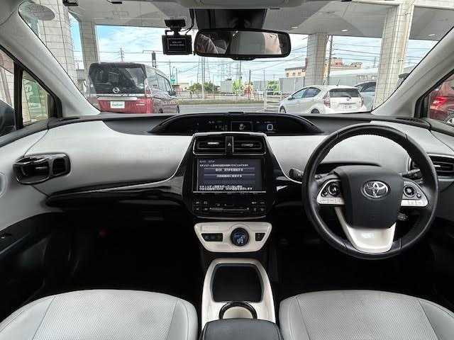 トヨタ プリウス A プレミアム　ツーリングセレ 埼玉県 2016(平28)年 10.2万km ホワイトパールクリスタルシャイン 純正SDナビ/【CD/DVD/フルセグ/Bluetooth】/バックカメラ/モデリスタエアロ/ブラインドスポットモニター/インテリジェントクリアランスソナー/レーダークルーズコントロール/プリクラッシュセーフティシステム/シートヒーター/ヘッドアップディスプレイ/パワーシート/ETC