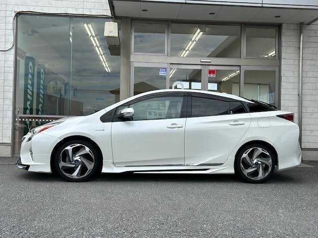 トヨタ プリウス A プレミアム　ツーリングセレ 埼玉県 2016(平28)年 10.2万km ホワイトパールクリスタルシャイン 純正SDナビ/【CD/DVD/フルセグ/Bluetooth】/バックカメラ/モデリスタエアロ/ブラインドスポットモニター/インテリジェントクリアランスソナー/レーダークルーズコントロール/プリクラッシュセーフティシステム/シートヒーター/ヘッドアップディスプレイ/パワーシート/ETC