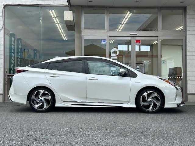 トヨタ プリウス A プレミアム　ツーリングセレ 埼玉県 2016(平28)年 10.2万km ホワイトパールクリスタルシャイン 純正SDナビ/【CD/DVD/フルセグ/Bluetooth】/バックカメラ/モデリスタエアロ/ブラインドスポットモニター/インテリジェントクリアランスソナー/レーダークルーズコントロール/プリクラッシュセーフティシステム/シートヒーター/ヘッドアップディスプレイ/パワーシート/ETC