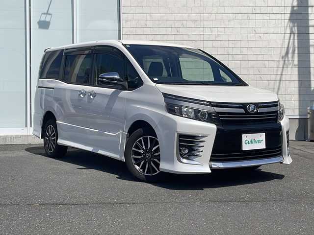 トヨタ ヴォクシー ZS 煌Ⅱ 岩手県 2017(平29)年 7.9万km ホワイトパールクリスタルシャイン 4WD/社外SDナビ *CD/DVD/SD/Bluetooth/ラジオ/フルセグテレビ /バックカメラ /両側パワースライドドア/寒冷地仕様/プリクラッシュセーフティ/レーンディパーチャーアラート/オートハイビーム /アイドリングストップ/ETC/スマートキー（×2）/プッシュスタート/純正16inアルミホイール/純正フロアマット/LEDヘッドライト/フォグランプ/電動格納ミラー/ウィンカーミラー/ドアバイザー