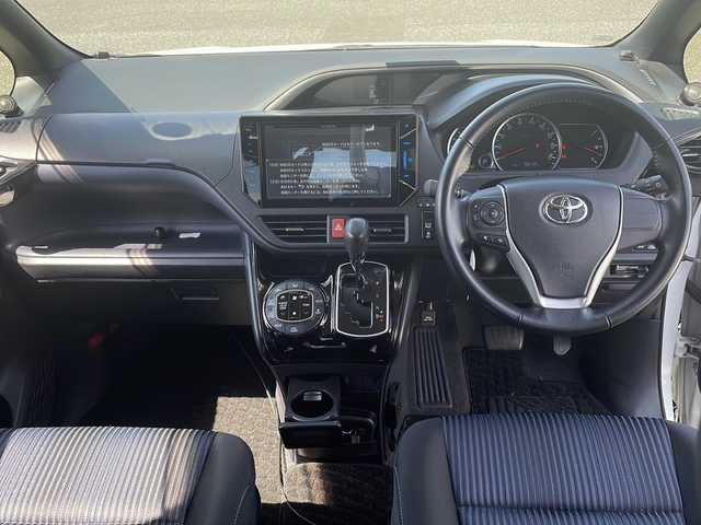 トヨタ ヴォクシー ZS 煌Ⅱ 岩手県 2017(平29)年 7.9万km ホワイトパールクリスタルシャイン 4WD/社外SDナビ *CD/DVD/SD/Bluetooth/ラジオ/フルセグテレビ /バックカメラ /両側パワースライドドア/寒冷地仕様/プリクラッシュセーフティ/レーンディパーチャーアラート/オートハイビーム /アイドリングストップ/ETC/スマートキー（×2）/プッシュスタート/純正16inアルミホイール/純正フロアマット/LEDヘッドライト/フォグランプ/電動格納ミラー/ウィンカーミラー/ドアバイザー