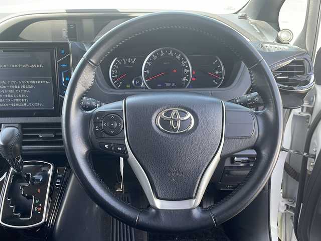 トヨタ ヴォクシー ZS 煌Ⅱ 岩手県 2017(平29)年 7.9万km ホワイトパールクリスタルシャイン 4WD/社外SDナビ *CD/DVD/SD/Bluetooth/ラジオ/フルセグテレビ /バックカメラ /両側パワースライドドア/寒冷地仕様/プリクラッシュセーフティ/レーンディパーチャーアラート/オートハイビーム /アイドリングストップ/ETC/スマートキー（×2）/プッシュスタート/純正16inアルミホイール/純正フロアマット/LEDヘッドライト/フォグランプ/電動格納ミラー/ウィンカーミラー/ドアバイザー