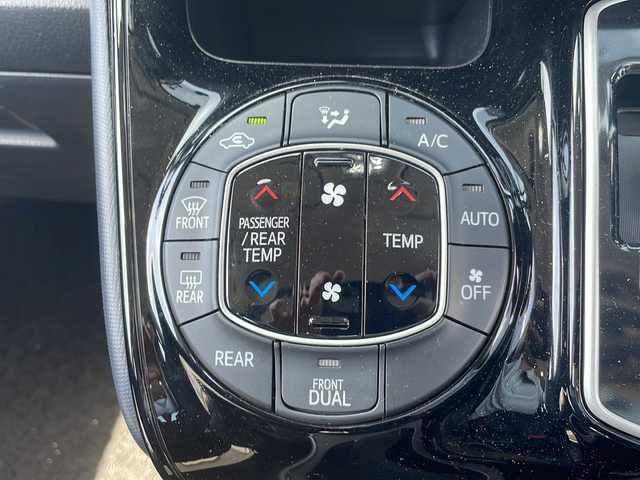 トヨタ ヴォクシー ZS 煌Ⅱ 岩手県 2017(平29)年 7.9万km ホワイトパールクリスタルシャイン 4WD/社外SDナビ *CD/DVD/SD/Bluetooth/ラジオ/フルセグテレビ /バックカメラ /両側パワースライドドア/寒冷地仕様/プリクラッシュセーフティ/レーンディパーチャーアラート/オートハイビーム /アイドリングストップ/ETC/スマートキー（×2）/プッシュスタート/純正16inアルミホイール/純正フロアマット/LEDヘッドライト/フォグランプ/電動格納ミラー/ウィンカーミラー/ドアバイザー