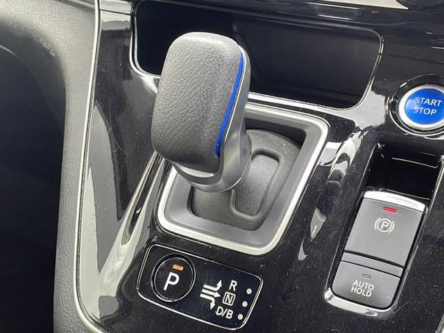 日産 セレナ e－パワー ハイウェイスター V 長野県 2020(令2)年 2.5万km ブリリアントホワイトパール プロパイロット/インテリジェントエマージェンシーブレーキ/踏み間違い衝突防止アシスト/車線逸脱防止支援システム/車線逸脱警報/後側方衝突防止アシスト/後方車両検知警報/後退時車両検知警報/前方衝突予測警報/コーナーセンサー/純正フリップダウンモニター/純正10インチSDナビ/（CD/DVD/BD/フルセグTV/BT）/インテリジェントアラウンドビューモニター/ビルトインETC/ドライブレコーダー（F・R）/ハンズフリーパワースライドドア（両側）/ブラインドスポットモニター/革巻きステアリング/ステアリングスイッチ/電動パーキングブレーキ/ブレーキホールド/LEDヘッドランプ/フォグランプ/オートライト/スマートキー/Pスタート/電動格納ミラー/純正フロアマット/純正15インチAW