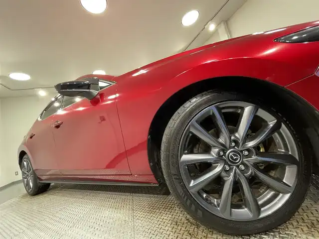 マツダ マツダ３ファストバック 15S ツーリング 愛知県 2019(令1)年 3.1万km ソウルレッドクリスタルM 純正SDナビ（AM/FM/Bluetooth/ワンセグTV/USB/CD・DVD再生）/純正ドライブレコーダー/衝突軽減システム/レーダークルーズコントロール/LEDヘッドライト/ETC/バックカメラ/ブラインドスポットモニタリング/コーナーセンサー/レーンキープアシスト/パーキングセンサー/プッシュスタート/オートマチックハイビーム/スマートキー/ミュージックサーバー/ミュージックプレイヤー接続/純正フロアマット/純正アルミホイール/オートライト