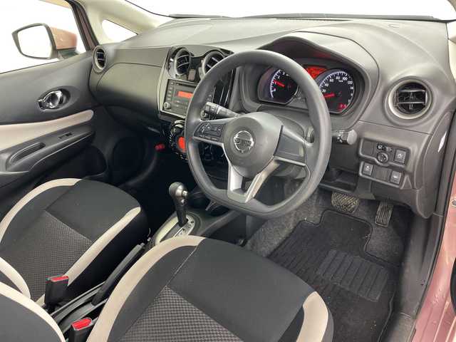 日産 ノート X FOUR スマートセーフティED 道央・札幌 2017(平29)年 2.6万km ピンク ・ワンオーナー/・4WD/・純正オーディオ&CD&AUX/・全方位カメラ/・エマージェンシーブレーキ/・デジタルインナーミラー/・ステアリングスイッチ/・コーナーセンサー/・LEDヘッドライト/・オートライト/・スマートキー/・スペアキー/・鉄ホイールスタッドレス積込