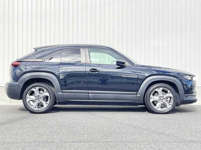 マツダ ＭＸ－３０ＥＶモデル ベーシックセット 群馬県 2021(令3)年 3.1万km ジェットブラックマイカ 純正8.8インチSDナビ/　(USB/BT/HDMI/スマホ連携)/フルセグTV/オートホールド/革調シートカバー/パドルシフト/アドバンストキーレスエントリーシステム/LEDヘッドライト/自動防眩ルームミラー/トノカバー/充電器車載/i-アクティブセンス/　・スマートブレーキサポート/　・AT誤発進抑制制御(前後)/　・360度ビューモニター/　・前側方接近車両検知/　・レーンキープアシスト/　・ドライバーアテンションアラート/　・レーダークルーズコントロール/　・ブラインドスポットモニター/　・車線逸脱警報システム/　・ドライバーモニタリング/保証書/取扱説明書