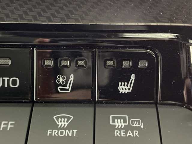 トヨタ プリウス Z 神奈川県 2024(令6)年 1.8万km プラチナホワイトパールマイカ モデリスタ17インチアルミホイール/純正12.3型ディスプレイオーディオ/Tコネクトナビ/フルセグ　Bluetooth　USB　Miracast　AM FM/パノラミックビューモニター/パワーバックドア/デジタルインナーミラー/純正ビルトインETC2.0/AC100Vコンセント/純正前後ドライブレコーダー【DA連動】/セーフティセンス/プリクラッシュセーフティ/レーダークルーズコントロール/レーントレーシングアシスト/ロードサインアシスト/アダブティブハイビームアシスト/ブラインドスポットモニター/フロント/リアクロストラフィックアラート/プロアクティブドライビングアシスト/安心降車アシスト/後方車両接近検知/パーキングサポートブレーキ/オートハイビーム/後退速度抑制/発進遅れ告知/周辺車両接近時サポート/前後ソナー/革巻きステアリング/ステアリングヒーター/合皮シート/運転席パワーシート/ポジションメモリ/前席シートヒーター/ベンチレーション/DRIVEMODE/LEDヘッドランンプ/LEDフロントフォグランプ/オートライト/スペアキー