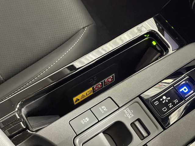 トヨタ プリウス Z 神奈川県 2024(令6)年 1.8万km プラチナホワイトパールマイカ モデリスタ17インチアルミホイール/純正12.3型ディスプレイオーディオ/Tコネクトナビ/フルセグ　Bluetooth　USB　Miracast　AM FM/パノラミックビューモニター/パワーバックドア/デジタルインナーミラー/純正ビルトインETC2.0/AC100Vコンセント/純正前後ドライブレコーダー【DA連動】/セーフティセンス/プリクラッシュセーフティ/レーダークルーズコントロール/レーントレーシングアシスト/ロードサインアシスト/アダブティブハイビームアシスト/ブラインドスポットモニター/フロント/リアクロストラフィックアラート/プロアクティブドライビングアシスト/安心降車アシスト/後方車両接近検知/パーキングサポートブレーキ/オートハイビーム/後退速度抑制/発進遅れ告知/周辺車両接近時サポート/前後ソナー/革巻きステアリング/ステアリングヒーター/合皮シート/運転席パワーシート/ポジションメモリ/前席シートヒーター/ベンチレーション/DRIVEMODE/LEDヘッドランンプ/LEDフロントフォグランプ/オートライト/スペアキー