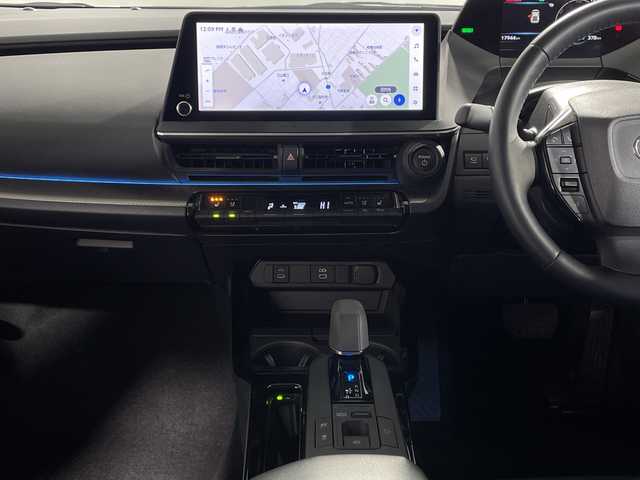 トヨタ プリウス Z 神奈川県 2024(令6)年 1.8万km プラチナホワイトパールマイカ モデリスタ17インチアルミホイール/純正12.3型ディスプレイオーディオ/Tコネクトナビ/フルセグ　Bluetooth　USB　Miracast　AM FM/パノラミックビューモニター/パワーバックドア/デジタルインナーミラー/純正ビルトインETC2.0/AC100Vコンセント/純正前後ドライブレコーダー【DA連動】/セーフティセンス/プリクラッシュセーフティ/レーダークルーズコントロール/レーントレーシングアシスト/ロードサインアシスト/アダブティブハイビームアシスト/ブラインドスポットモニター/フロント/リアクロストラフィックアラート/プロアクティブドライビングアシスト/安心降車アシスト/後方車両接近検知/パーキングサポートブレーキ/オートハイビーム/後退速度抑制/発進遅れ告知/周辺車両接近時サポート/前後ソナー/革巻きステアリング/ステアリングヒーター/合皮シート/運転席パワーシート/ポジションメモリ/前席シートヒーター/ベンチレーション/DRIVEMODE/LEDヘッドランンプ/LEDフロントフォグランプ/オートライト/スペアキー