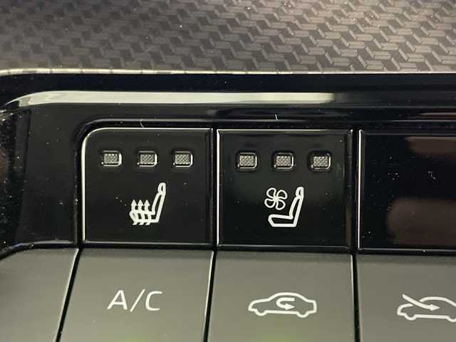 トヨタ プリウス Z 神奈川県 2024(令6)年 1.8万km プラチナホワイトパールマイカ モデリスタ17インチアルミホイール/純正12.3型ディスプレイオーディオ/Tコネクトナビ/フルセグ　Bluetooth　USB　Miracast　AM FM/パノラミックビューモニター/パワーバックドア/デジタルインナーミラー/純正ビルトインETC2.0/AC100Vコンセント/純正前後ドライブレコーダー【DA連動】/セーフティセンス/プリクラッシュセーフティ/レーダークルーズコントロール/レーントレーシングアシスト/ロードサインアシスト/アダブティブハイビームアシスト/ブラインドスポットモニター/フロント/リアクロストラフィックアラート/プロアクティブドライビングアシスト/安心降車アシスト/後方車両接近検知/パーキングサポートブレーキ/オートハイビーム/後退速度抑制/発進遅れ告知/周辺車両接近時サポート/前後ソナー/革巻きステアリング/ステアリングヒーター/合皮シート/運転席パワーシート/ポジションメモリ/前席シートヒーター/ベンチレーション/DRIVEMODE/LEDヘッドランンプ/LEDフロントフォグランプ/オートライト/スペアキー