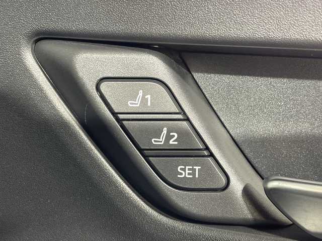 トヨタ プリウス Z 神奈川県 2024(令6)年 1.8万km プラチナホワイトパールマイカ モデリスタ17インチアルミホイール/純正12.3型ディスプレイオーディオ/Tコネクトナビ/フルセグ　Bluetooth　USB　Miracast　AM FM/パノラミックビューモニター/パワーバックドア/デジタルインナーミラー/純正ビルトインETC2.0/AC100Vコンセント/純正前後ドライブレコーダー【DA連動】/セーフティセンス/プリクラッシュセーフティ/レーダークルーズコントロール/レーントレーシングアシスト/ロードサインアシスト/アダブティブハイビームアシスト/ブラインドスポットモニター/フロント/リアクロストラフィックアラート/プロアクティブドライビングアシスト/安心降車アシスト/後方車両接近検知/パーキングサポートブレーキ/オートハイビーム/後退速度抑制/発進遅れ告知/周辺車両接近時サポート/前後ソナー/革巻きステアリング/ステアリングヒーター/合皮シート/運転席パワーシート/ポジションメモリ/前席シートヒーター/ベンチレーション/DRIVEMODE/LEDヘッドランンプ/LEDフロントフォグランプ/オートライト/スペアキー