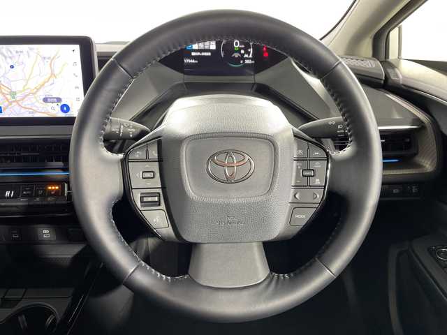 トヨタ プリウス Z 神奈川県 2024(令6)年 1.8万km プラチナホワイトパールマイカ モデリスタ17インチアルミホイール/純正12.3型ディスプレイオーディオ/Tコネクトナビ/フルセグ　Bluetooth　USB　Miracast　AM FM/パノラミックビューモニター/パワーバックドア/デジタルインナーミラー/純正ビルトインETC2.0/AC100Vコンセント/純正前後ドライブレコーダー【DA連動】/セーフティセンス/プリクラッシュセーフティ/レーダークルーズコントロール/レーントレーシングアシスト/ロードサインアシスト/アダブティブハイビームアシスト/ブラインドスポットモニター/フロント/リアクロストラフィックアラート/プロアクティブドライビングアシスト/安心降車アシスト/後方車両接近検知/パーキングサポートブレーキ/オートハイビーム/後退速度抑制/発進遅れ告知/周辺車両接近時サポート/前後ソナー/革巻きステアリング/ステアリングヒーター/合皮シート/運転席パワーシート/ポジションメモリ/前席シートヒーター/ベンチレーション/DRIVEMODE/LEDヘッドランンプ/LEDフロントフォグランプ/オートライト/スペアキー