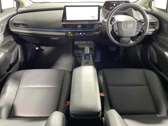 トヨタ プリウス Z 神奈川県 2024(令6)年 1.8万km プラチナホワイトパールマイカ モデリスタ17インチアルミホイール/純正12.3型ディスプレイオーディオ/Tコネクトナビ/フルセグ　Bluetooth　USB　Miracast　AM FM/パノラミックビューモニター/パワーバックドア/デジタルインナーミラー/純正ビルトインETC2.0/AC100Vコンセント/純正前後ドライブレコーダー【DA連動】/セーフティセンス/プリクラッシュセーフティ/レーダークルーズコントロール/レーントレーシングアシスト/ロードサインアシスト/アダブティブハイビームアシスト/ブラインドスポットモニター/フロント/リアクロストラフィックアラート/プロアクティブドライビングアシスト/安心降車アシスト/後方車両接近検知/パーキングサポートブレーキ/オートハイビーム/後退速度抑制/発進遅れ告知/周辺車両接近時サポート/前後ソナー/革巻きステアリング/ステアリングヒーター/合皮シート/運転席パワーシート/ポジションメモリ/前席シートヒーター/ベンチレーション/DRIVEMODE/LEDヘッドランンプ/LEDフロントフォグランプ/オートライト/スペアキー