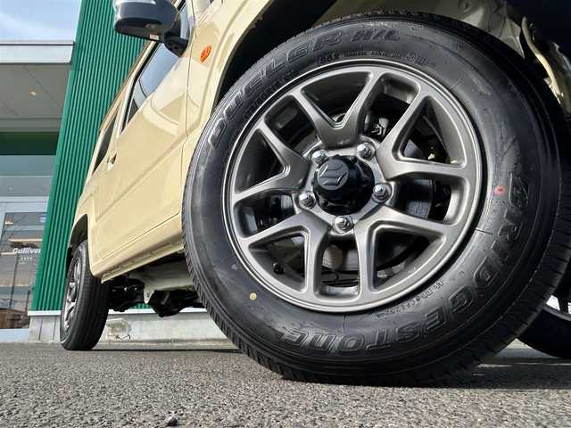 スズキ ジムニー XC 宮城県 2024(令6)年 0.1万km未満 シフォンアイボリーメタリックブラック2トーンルーフ 登録済み未使用車/4WD車/スズキセーフティサポート/　・衝突被害軽減ブレーキ/　・誤発進抑制機能/　・車線逸脱抑制機能/　・リヤクロストラフィックアラート/クルーズコントロール/アイドリングストップ/前席シートヒーター/LEDヘッドライト/フォグランプ/リアコーナーセンサー/ステアリングスイッチ/純正16インチアルミホイール/プッシュスタート/スペアキー1本/電動格納ウィンカーミラー