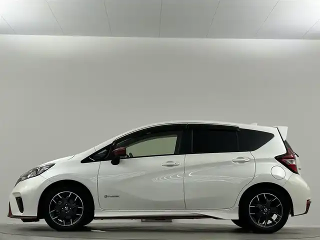 日産 ノート e－パワー ニスモ 埼玉県 2017(平29)年 4万km ブリリアントホワイトパール ワンオーナー　カロッツェリアＳＤナビ　バックカメラ　Ｂｌｕｅｔｏｏｔｈ　ＴＶ　エマージェンシーブレーキ　レーンアシスト　純正フロアマット　純正１６インチホイール　ＥＴＣ　純正ＬＥＤヘッドライト