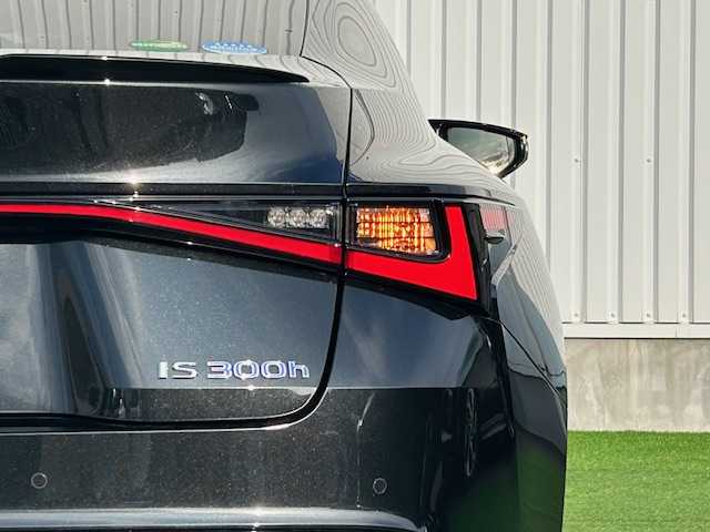 レクサス ＩＳ 300h Fスポーツ 香川県 2020(令2)年 1.7万km グラファイトブラックガラスフレーク 純正12.3型ナビゲーション/→フルセグ/→CD/DVD/バックカメラ/赤レザーシート/サンルーフ/ETC2.0/シートヒーター/ステアリングヒーター/レクサスセーフティシステム/→プリクラッシュセーフティ（衝突被害軽減）/→レーダークルーズコントロール/→レーントレーシングアシスト（ハンドル操作サポート）/→オートマチックハイビーム/→ロードサインアシスト（道路標識をディスプレイに表記）/ステアリングリモコン/パドルシフト/３眼LEDヘッドライト/クリアランスソナー（後方）/ドライブレコーダー（前後）/純正１９インチアルミホイール/赤レザーシート/純正フロアマット/スマートキー