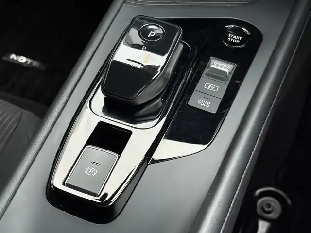 日産 ノート X 三重県 2023(令5)年 1.6万km ダークメタルグレー ♪走行16005km/♪車検 令和8年9月13日迄/エマージェンシーブレーキ/インテリジェントLI/インテリジェントBSI/コーナーセンサー/インテリキー×2/プッシュスタート/オートブレーキホールド/デジタルインナーミラー/純正9インチナビ/・SD・フルセグ/・Bluetoothオーディオ/・アラウンドビューモニター/・バックカメラ/USBポート(充電)/ドライブレコーダー/社外16インチAW/LEDヘッドライト/LEDフォグライト/オートライト/オートハイビーム/ウィンカーミラー/オートリトラクタブルミラー/ステアリングスイッチ/プライバシーガラス/フロアマット/ETC2.0/サイド/カーテン/ニーエアバック