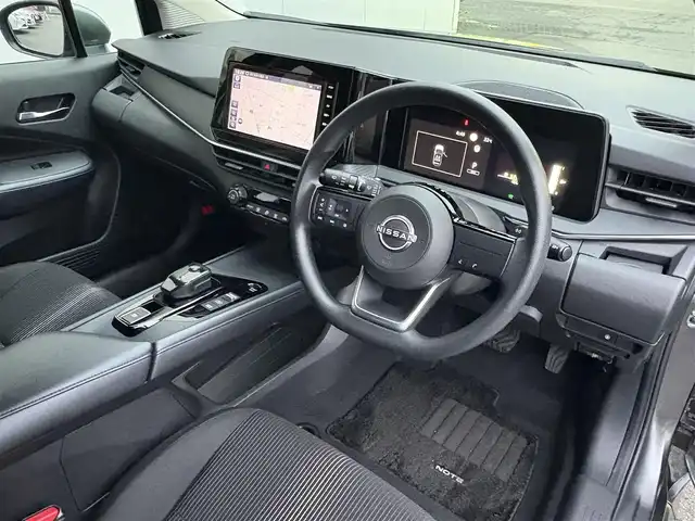 日産 ノート X 三重県 2023(令5)年 1.6万km ダークメタルグレー ♪走行16005km/♪車検 令和8年9月13日迄/エマージェンシーブレーキ/インテリジェントLI/インテリジェントBSI/コーナーセンサー/インテリキー×2/プッシュスタート/オートブレーキホールド/デジタルインナーミラー/純正9インチナビ/・SD・フルセグ/・Bluetoothオーディオ/・アラウンドビューモニター/・バックカメラ/USBポート(充電)/ドライブレコーダー/社外16インチAW/LEDヘッドライト/LEDフォグライト/オートライト/オートハイビーム/ウィンカーミラー/オートリトラクタブルミラー/ステアリングスイッチ/プライバシーガラス/フロアマット/ETC2.0/サイド/カーテン/ニーエアバック