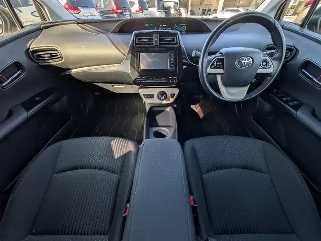 トヨタ プリウス S 福井県 2016(平28)年 7.8万km ホワイトパールクリスタルシャイン 純正SDナビ/AM/FM/フルセグ/BT/CD/AUX/バックカメラ/衝突被害軽減システム/レーダークルーズコントロール/前後コーナーセンサー/レーンキープアシスト/横滑り防止装置/盗難防止装置/アイドリングストップ/前方ドライブレコーダー/ビルトインETC/純正フロアマット/ダブル＋サイドエアバッグ/カーテンエアバッグ/オートハイビーム/LEDヘッドライト/スマートキー