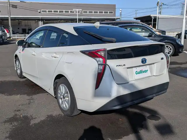 トヨタ プリウス S 福井県 2016(平28)年 7.8万km ホワイトパールクリスタルシャイン 純正SDナビ/AM/FM/フルセグ/BT/CD/AUX/バックカメラ/衝突被害軽減システム/レーダークルーズコントロール/前後コーナーセンサー/レーンキープアシスト/横滑り防止装置/盗難防止装置/アイドリングストップ/前方ドライブレコーダー/ビルトインETC/純正フロアマット/ダブル＋サイドエアバッグ/カーテンエアバッグ/オートハイビーム/LEDヘッドライト/スマートキー