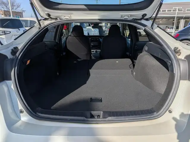 トヨタ プリウス S 福井県 2016(平28)年 7.8万km ホワイトパールクリスタルシャイン 純正SDナビ/AM/FM/フルセグ/BT/CD/AUX/バックカメラ/衝突被害軽減システム/レーダークルーズコントロール/前後コーナーセンサー/レーンキープアシスト/横滑り防止装置/盗難防止装置/アイドリングストップ/前方ドライブレコーダー/ビルトインETC/純正フロアマット/ダブル＋サイドエアバッグ/カーテンエアバッグ/オートハイビーム/LEDヘッドライト/スマートキー