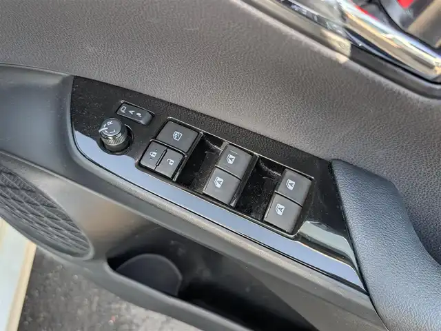 トヨタ プリウス S 福井県 2016(平28)年 7.8万km ホワイトパールクリスタルシャイン 純正SDナビ/AM/FM/フルセグ/BT/CD/AUX/バックカメラ/衝突被害軽減システム/レーダークルーズコントロール/前後コーナーセンサー/レーンキープアシスト/横滑り防止装置/盗難防止装置/アイドリングストップ/前方ドライブレコーダー/ビルトインETC/純正フロアマット/ダブル＋サイドエアバッグ/カーテンエアバッグ/オートハイビーム/LEDヘッドライト/スマートキー