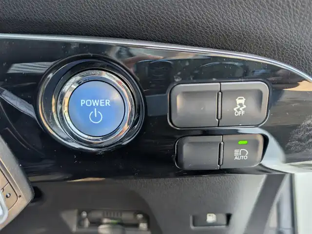 トヨタ プリウス S 福井県 2016(平28)年 7.8万km ホワイトパールクリスタルシャイン 純正SDナビ/AM/FM/フルセグ/BT/CD/AUX/バックカメラ/衝突被害軽減システム/レーダークルーズコントロール/前後コーナーセンサー/レーンキープアシスト/横滑り防止装置/盗難防止装置/アイドリングストップ/前方ドライブレコーダー/ビルトインETC/純正フロアマット/ダブル＋サイドエアバッグ/カーテンエアバッグ/オートハイビーム/LEDヘッドライト/スマートキー