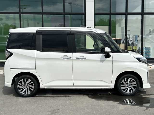 トヨタ ルーミー カスタムG 青森県 2023(令5)年 1.2万km パールホワイトⅢ ・寒冷地仕様/・４WD/・社外9インチメモリナビ/　（AM　FM　CD　DVD　TV　BT　SD）/・バックカメラ/・スマートキー/・プッシュスタート/・レーダークルーズコントロール/・純正エンジンスターター/・アイドリングストップ/・スマートアシスト/・先行車発進通知/・衝突警報/・車線逸脱警報/・ふらつき警報/・社外前後型ドライブレーコーダー/・プッシュスタート/・純正アルミホイール/・フロントフォグ/・ドアバイザー/・保証書/・取扱説明書