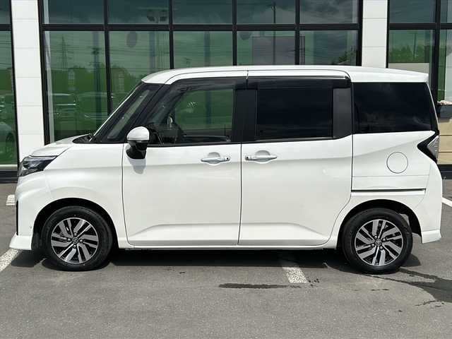トヨタ ルーミー カスタムG 青森県 2023(令5)年 1.2万km パールホワイトⅢ ・寒冷地仕様/・４WD/・社外9インチメモリナビ/　（AM　FM　CD　DVD　TV　BT　SD）/・バックカメラ/・スマートキー/・プッシュスタート/・レーダークルーズコントロール/・純正エンジンスターター/・アイドリングストップ/・スマートアシスト/・先行車発進通知/・衝突警報/・車線逸脱警報/・ふらつき警報/・社外前後型ドライブレーコーダー/・プッシュスタート/・純正アルミホイール/・フロントフォグ/・ドアバイザー/・保証書/・取扱説明書