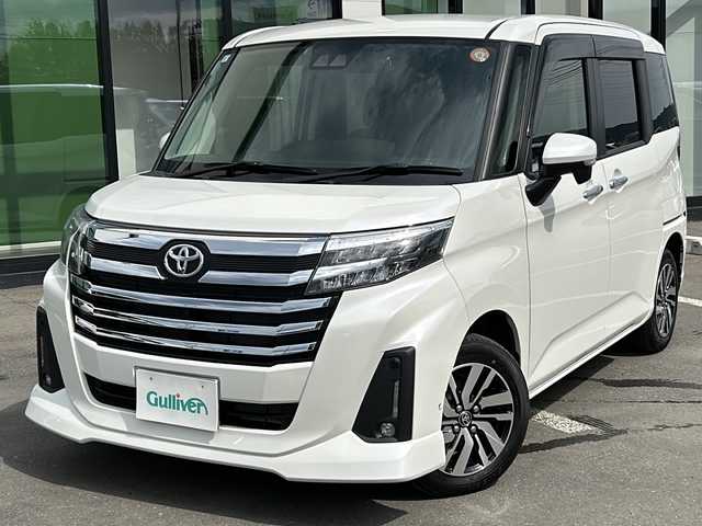 トヨタ ルーミー カスタムG 青森県 2023(令5)年 1.2万km パールホワイトⅢ ・寒冷地仕様/・４WD/・社外9インチメモリナビ/　（AM　FM　CD　DVD　TV　BT　SD）/・バックカメラ/・スマートキー/・プッシュスタート/・レーダークルーズコントロール/・純正エンジンスターター/・アイドリングストップ/・スマートアシスト/・先行車発進通知/・衝突警報/・車線逸脱警報/・ふらつき警報/・社外前後型ドライブレーコーダー/・プッシュスタート/・純正アルミホイール/・フロントフォグ/・ドアバイザー/・保証書/・取扱説明書