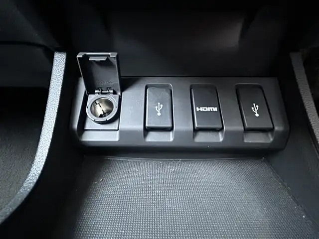 ホンダ ヴェゼル ハイブリッド RS ホンダセンシング 福岡県 2016(平28)年 2.2万km ホワイトオーキッドパール ・純正ナビ/（BLUETOOTH/フルセグ/バックカメラ/DVD再生/・ETC/・スペアキー/・シートヒーター/・プッシュスタート/・レーンキープアシスト/・カーテンエアバッグ/・ハーフレザーシート/・純正アルミホイール/・LEDライト/・オートライト/・電動格納ミラー/・保証書