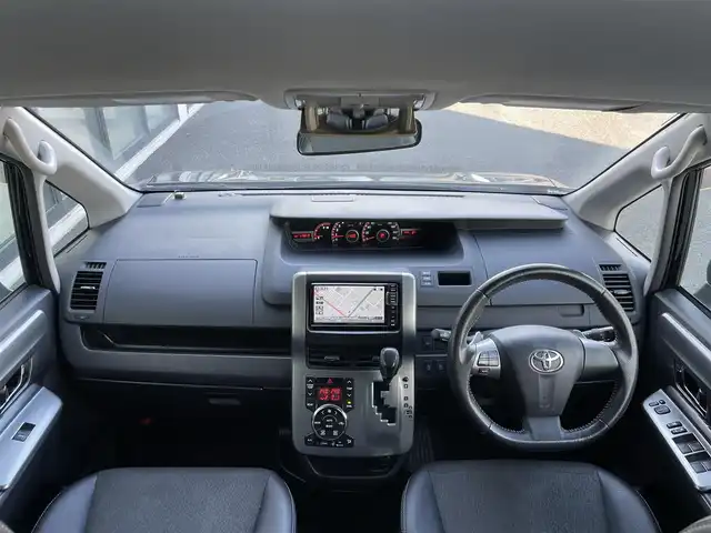 トヨタ ヴォクシー ZS 煌Ⅲ 道央・札幌 2013(平25)年 11.4万km ブラック ４WD/ワンオーナー/寒冷地仕様/純正ディーラーOPナビ/CD/DVD/BT/フルセグ/バックカメラ/センターデフロック/ワイパーデアイサー/両側パワースライドドア/ハーフレザーシート/革巻きステアリング/ステアリングリモコン/パドルシフト/MTモード付AT/プッシュスタート/スマートキー/HIDヘッドライト/オートライト/フォグランプ/電動格納ミラー/ウィンカーミラー/純正フロアマット/ドアバイザー/スペアキー/社外エンジンスターター/社外AW付冬タイヤ積込/195/65/R15/2022年/山6mm