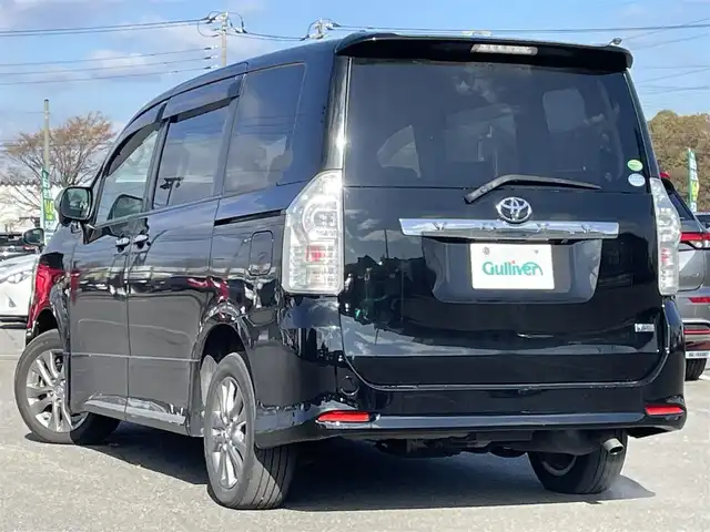 トヨタ ヴォクシー ZS 煌Ⅲ 道央・札幌 2013(平25)年 11.4万km ブラック ４WD/ワンオーナー/寒冷地仕様/純正ディーラーOPナビ/CD/DVD/BT/フルセグ/バックカメラ/センターデフロック/ワイパーデアイサー/両側パワースライドドア/ハーフレザーシート/革巻きステアリング/ステアリングリモコン/パドルシフト/MTモード付AT/プッシュスタート/スマートキー/HIDヘッドライト/オートライト/フォグランプ/電動格納ミラー/ウィンカーミラー/純正フロアマット/ドアバイザー/スペアキー/社外エンジンスターター/社外AW付冬タイヤ積込/195/65/R15/2022年/山6mm