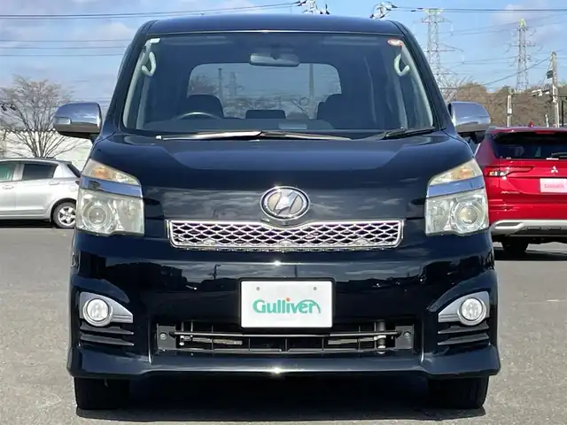 トヨタ ヴォクシー ZS 煌Ⅲ 道央・札幌 2013(平25)年 11.4万km ブラック ４WD/ワンオーナー/寒冷地仕様/純正ディーラーOPナビ/CD/DVD/BT/フルセグ/バックカメラ/センターデフロック/ワイパーデアイサー/両側パワースライドドア/ハーフレザーシート/革巻きステアリング/ステアリングリモコン/パドルシフト/MTモード付AT/プッシュスタート/スマートキー/HIDヘッドライト/オートライト/フォグランプ/電動格納ミラー/ウィンカーミラー/純正フロアマット/ドアバイザー/スペアキー/社外エンジンスターター/社外AW付冬タイヤ積込/195/65/R15/2022年/山6mm