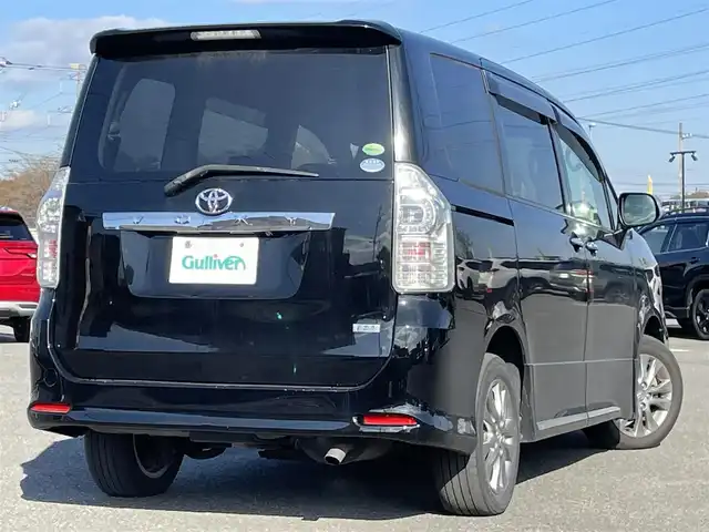 トヨタ ヴォクシー ZS 煌Ⅲ 道央・札幌 2013(平25)年 11.4万km ブラック ４WD/ワンオーナー/寒冷地仕様/純正ディーラーOPナビ/CD/DVD/BT/フルセグ/バックカメラ/センターデフロック/ワイパーデアイサー/両側パワースライドドア/ハーフレザーシート/革巻きステアリング/ステアリングリモコン/パドルシフト/MTモード付AT/プッシュスタート/スマートキー/HIDヘッドライト/オートライト/フォグランプ/電動格納ミラー/ウィンカーミラー/純正フロアマット/ドアバイザー/スペアキー/社外エンジンスターター/社外AW付冬タイヤ積込/195/65/R15/2022年/山6mm