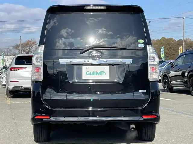 トヨタ ヴォクシー ZS 煌Ⅲ 道央・札幌 2013(平25)年 11.4万km ブラック ４WD/ワンオーナー/寒冷地仕様/純正ディーラーOPナビ/CD/DVD/BT/フルセグ/バックカメラ/センターデフロック/ワイパーデアイサー/両側パワースライドドア/ハーフレザーシート/革巻きステアリング/ステアリングリモコン/パドルシフト/MTモード付AT/プッシュスタート/スマートキー/HIDヘッドライト/オートライト/フォグランプ/電動格納ミラー/ウィンカーミラー/純正フロアマット/ドアバイザー/スペアキー/社外エンジンスターター/社外AW付冬タイヤ積込/195/65/R15/2022年/山6mm