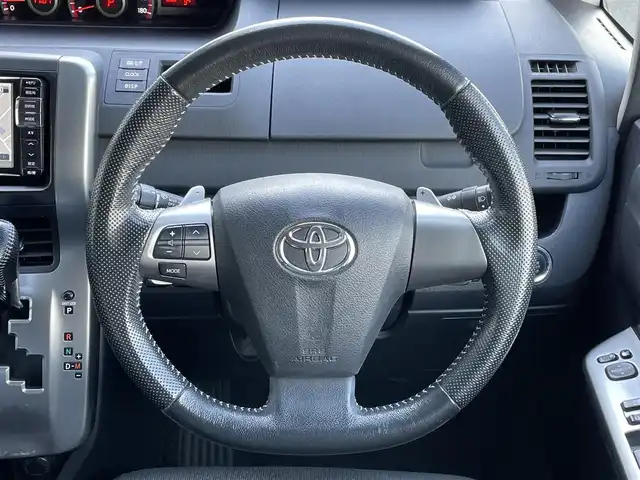 トヨタ ヴォクシー ZS 煌Ⅲ 道央・札幌 2013(平25)年 11.4万km ブラック ４WD/ワンオーナー/寒冷地仕様/純正ディーラーOPナビ/CD/DVD/BT/フルセグ/バックカメラ/センターデフロック/ワイパーデアイサー/両側パワースライドドア/ハーフレザーシート/革巻きステアリング/ステアリングリモコン/パドルシフト/MTモード付AT/プッシュスタート/スマートキー/HIDヘッドライト/オートライト/フォグランプ/電動格納ミラー/ウィンカーミラー/純正フロアマット/ドアバイザー/スペアキー/社外エンジンスターター/社外AW付冬タイヤ積込/195/65/R15/2022年/山6mm