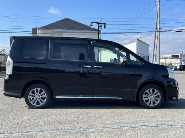 トヨタ ヴォクシー ZS 煌Ⅲ 道央・札幌 2013(平25)年 11.4万km ブラック ４WD/ワンオーナー/寒冷地仕様/純正ディーラーOPナビ/CD/DVD/BT/フルセグ/バックカメラ/センターデフロック/ワイパーデアイサー/両側パワースライドドア/ハーフレザーシート/革巻きステアリング/ステアリングリモコン/パドルシフト/MTモード付AT/プッシュスタート/スマートキー/HIDヘッドライト/オートライト/フォグランプ/電動格納ミラー/ウィンカーミラー/純正フロアマット/ドアバイザー/スペアキー/社外エンジンスターター/社外AW付冬タイヤ積込/195/65/R15/2022年/山6mm