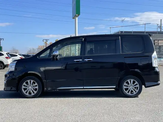 トヨタ ヴォクシー ZS 煌Ⅲ 道央・札幌 2013(平25)年 11.4万km ブラック ４WD/ワンオーナー/寒冷地仕様/純正ディーラーOPナビ/CD/DVD/BT/フルセグ/バックカメラ/センターデフロック/ワイパーデアイサー/両側パワースライドドア/ハーフレザーシート/革巻きステアリング/ステアリングリモコン/パドルシフト/MTモード付AT/プッシュスタート/スマートキー/HIDヘッドライト/オートライト/フォグランプ/電動格納ミラー/ウィンカーミラー/純正フロアマット/ドアバイザー/スペアキー/社外エンジンスターター/社外AW付冬タイヤ積込/195/65/R15/2022年/山6mm