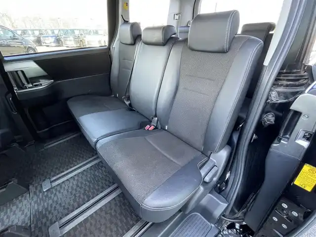 トヨタ ヴォクシー ZS 煌Ⅲ 道央・札幌 2013(平25)年 11.4万km ブラック ４WD/ワンオーナー/寒冷地仕様/純正ディーラーOPナビ/CD/DVD/BT/フルセグ/バックカメラ/センターデフロック/ワイパーデアイサー/両側パワースライドドア/ハーフレザーシート/革巻きステアリング/ステアリングリモコン/パドルシフト/MTモード付AT/プッシュスタート/スマートキー/HIDヘッドライト/オートライト/フォグランプ/電動格納ミラー/ウィンカーミラー/純正フロアマット/ドアバイザー/スペアキー/社外エンジンスターター/社外AW付冬タイヤ積込/195/65/R15/2022年/山6mm