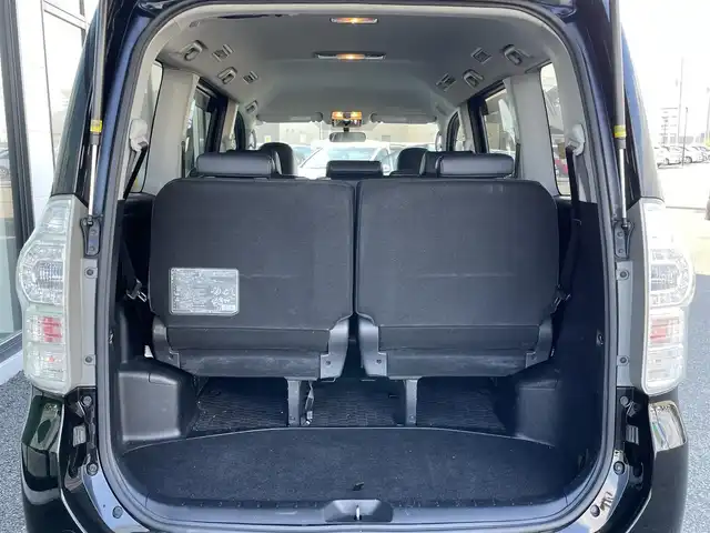 トヨタ ヴォクシー ZS 煌Ⅲ 道央・札幌 2013(平25)年 11.4万km ブラック ４WD/ワンオーナー/寒冷地仕様/純正ディーラーOPナビ/CD/DVD/BT/フルセグ/バックカメラ/センターデフロック/ワイパーデアイサー/両側パワースライドドア/ハーフレザーシート/革巻きステアリング/ステアリングリモコン/パドルシフト/MTモード付AT/プッシュスタート/スマートキー/HIDヘッドライト/オートライト/フォグランプ/電動格納ミラー/ウィンカーミラー/純正フロアマット/ドアバイザー/スペアキー/社外エンジンスターター/社外AW付冬タイヤ積込/195/65/R15/2022年/山6mm