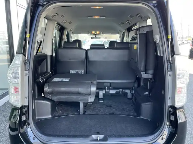 トヨタ ヴォクシー ZS 煌Ⅲ 道央・札幌 2013(平25)年 11.4万km ブラック ４WD/ワンオーナー/寒冷地仕様/純正ディーラーOPナビ/CD/DVD/BT/フルセグ/バックカメラ/センターデフロック/ワイパーデアイサー/両側パワースライドドア/ハーフレザーシート/革巻きステアリング/ステアリングリモコン/パドルシフト/MTモード付AT/プッシュスタート/スマートキー/HIDヘッドライト/オートライト/フォグランプ/電動格納ミラー/ウィンカーミラー/純正フロアマット/ドアバイザー/スペアキー/社外エンジンスターター/社外AW付冬タイヤ積込/195/65/R15/2022年/山6mm