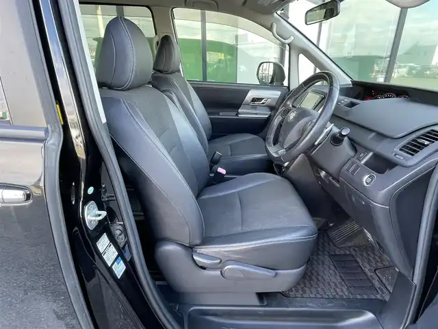 トヨタ ヴォクシー ZS 煌Ⅲ 道央・札幌 2013(平25)年 11.4万km ブラック ４WD/ワンオーナー/寒冷地仕様/純正ディーラーOPナビ/CD/DVD/BT/フルセグ/バックカメラ/センターデフロック/ワイパーデアイサー/両側パワースライドドア/ハーフレザーシート/革巻きステアリング/ステアリングリモコン/パドルシフト/MTモード付AT/プッシュスタート/スマートキー/HIDヘッドライト/オートライト/フォグランプ/電動格納ミラー/ウィンカーミラー/純正フロアマット/ドアバイザー/スペアキー/社外エンジンスターター/社外AW付冬タイヤ積込/195/65/R15/2022年/山6mm