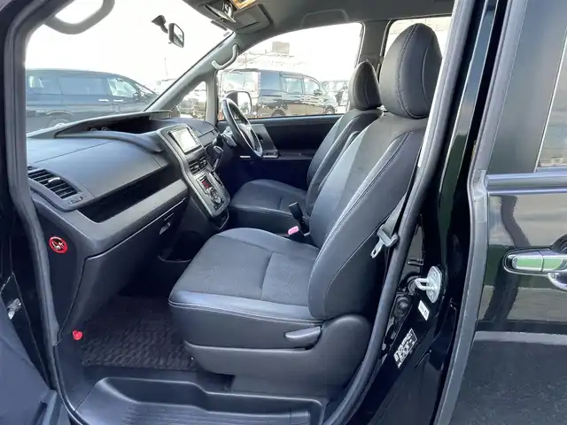 トヨタ ヴォクシー ZS 煌Ⅲ 道央・札幌 2013(平25)年 11.4万km ブラック ４WD/ワンオーナー/寒冷地仕様/純正ディーラーOPナビ/CD/DVD/BT/フルセグ/バックカメラ/センターデフロック/ワイパーデアイサー/両側パワースライドドア/ハーフレザーシート/革巻きステアリング/ステアリングリモコン/パドルシフト/MTモード付AT/プッシュスタート/スマートキー/HIDヘッドライト/オートライト/フォグランプ/電動格納ミラー/ウィンカーミラー/純正フロアマット/ドアバイザー/スペアキー/社外エンジンスターター/社外AW付冬タイヤ積込/195/65/R15/2022年/山6mm